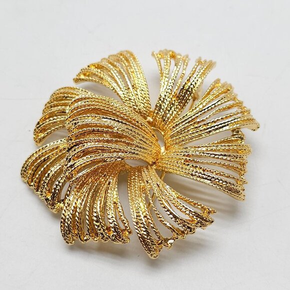 Vintage Gold Tone Floral Spray Brooch Pin Jewelry Unsigned Monet - Picture 2 of 4